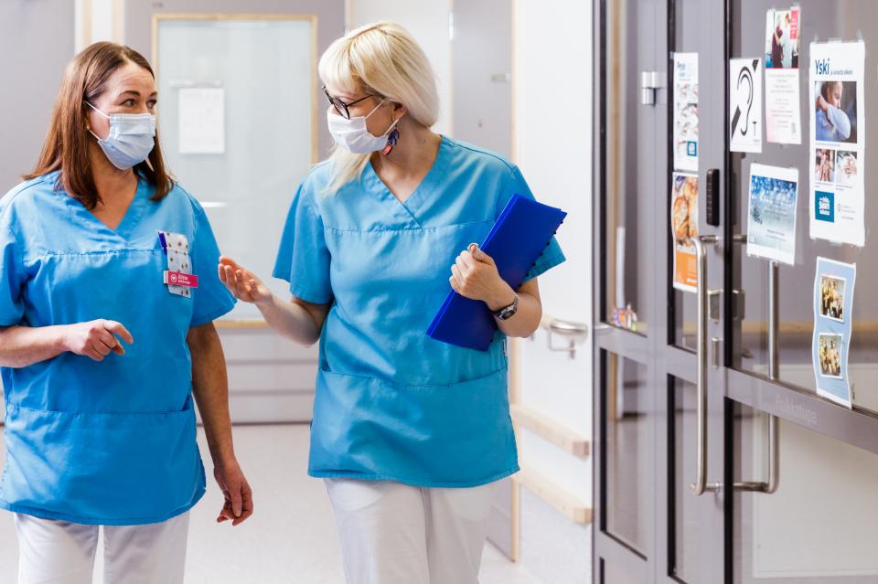 Sjuksköterskor går i korridoren.