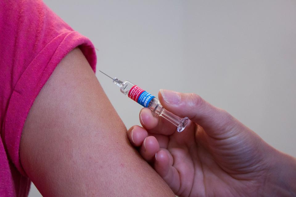 Vaccinet sätts i handen.