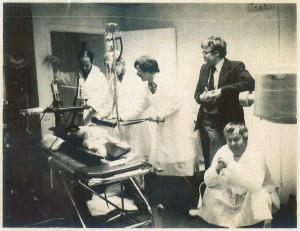 Varhainen yliopistosairaalassa tehty tutkimus vuodelta 1978. Kuvassa oikealta vasemmalle: Veikko Näntö, Risto Santti, Sven-Johan Heselius, Matti Keinänen ja apulaisfyysikko.