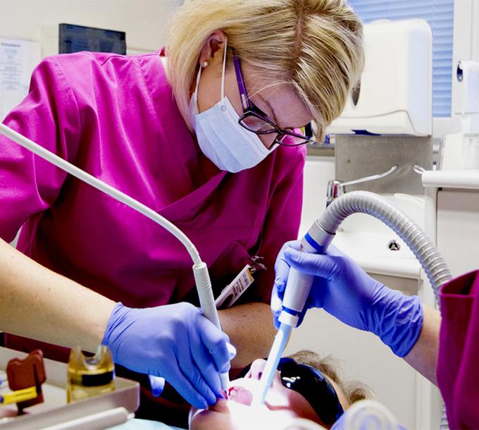 Tandläkaren undersöker patientens mun.
