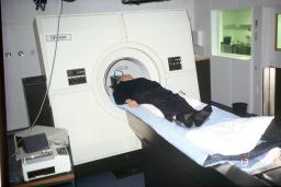 Ensimmäisellä PET-kameralla tehty ensimmäinen oikea PET-tutkimus vuodelta 1988. Kuvattavana ylifyysikko Jyrki Kuikka.