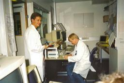 Nuori tutkija Juhani Knuuti and radiokemisti Hannu Sipilä valvomassa PET-tutkimusta 90-luvun alussa.